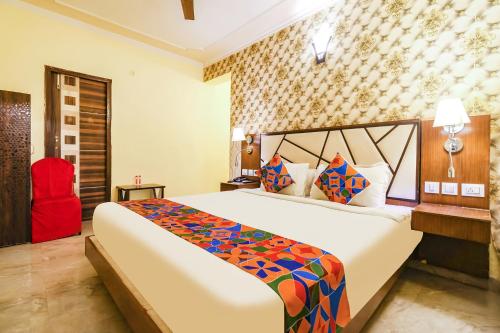 sypialnia z dużym łóżkiem w pokoju w obiekcie FabHotel Magadh Palace w mieście Patna