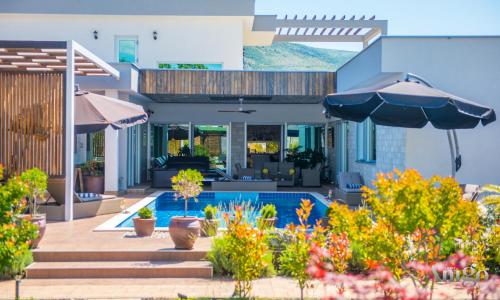 Kolam renang di atau dekat dengan Villa Vie