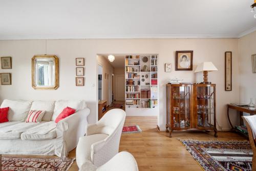 un salon avec un canapé blanc et des chaises dans l'établissement Chez Suzanne, à Chorey-lès-Beaune