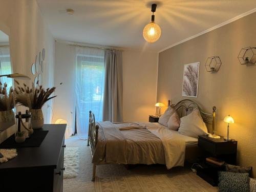una camera da letto con un letto, una scrivania e una finestra di Zwei Zimmer Natur und Luxus Ferienwohnung mit Garten a Schmilau