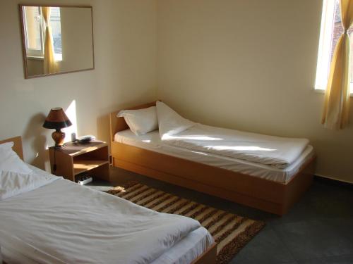 Tempat tidur dalam kamar di Avel Guest House