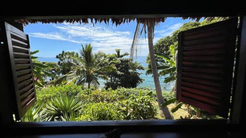 a view of the ocean from a window at Manga Soa Lodge in Fascène - Befefika