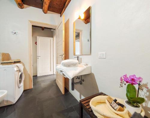 a bathroom with a sink and a toilet in it at SUNRISE'S Lodge in Pianello Del Lario