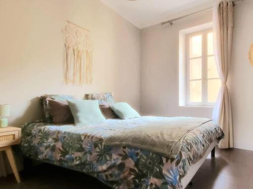 une chambre avec un lit et une fenêtre dans l'établissement Superbe T2 cosy plein centre, à Narbonne