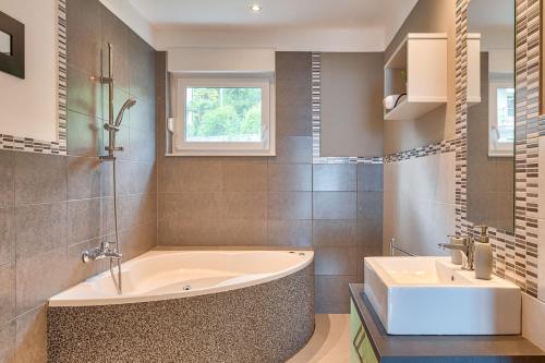 Et badeværelse på Sea view Villa Lina - with private pool, table tennis and pikado