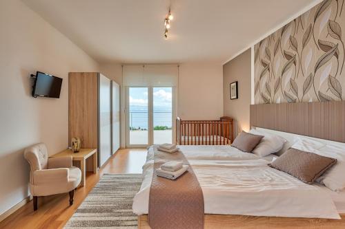 En eller flere senge i et værelse på Sea view Villa Lina - with private pool, table tennis and pikado