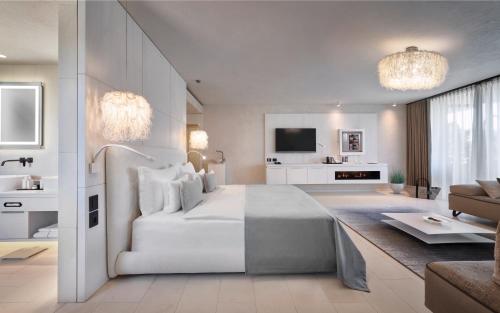 Katil atau katil-katil dalam bilik di Quellenhof Luxury Resort Lazise