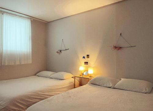ソウルにあるNew Building All rooms Aircondition 지하철도보5분 동대문15분 명동25분 이태원성수서울역30분の窓のある部屋にツインベッドが2台