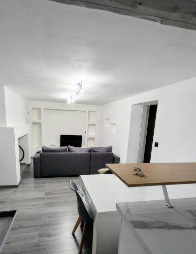 un salon avec un canapé et une table dans l'établissement T2 centre historique Briançon, à Briançon