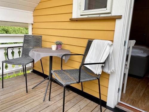 two chairs and a table on a porch at Dalen Bed & Breakfast in Dalen