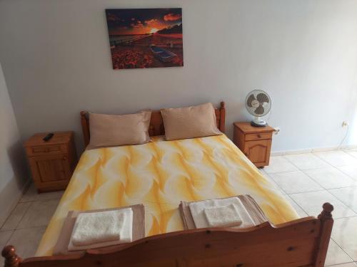 ソゾポルにあるTopchievi Islesのベッドルーム1室(大型ベッド1台、黄色い掛け布団付)