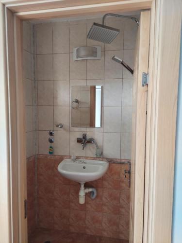 W łazience znajduje się umywalka i lustro. w obiekcie Topchievi Isles w mieście Sozopol