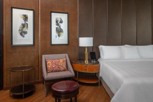 1 dormitorio con 1 cama, 1 silla y 1 mesa en ITC Ratnadipa, a Luxury Collection Hotel, Colombo en Colombo