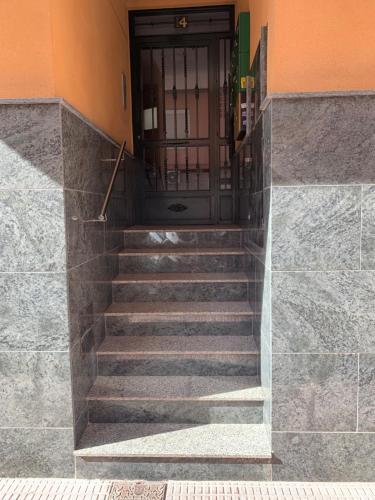 A fachada ou entrada em San Pedro con ascensor y recogida