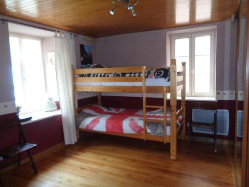 - une chambre avec 2 lits superposés et 2 fenêtres dans l'établissement T3 de charme meublé, 70 m2,centre ville Douarnenez, à Douarnenez
