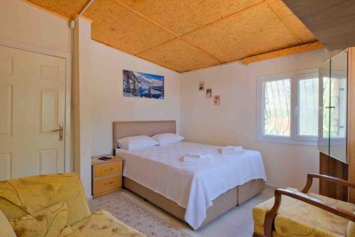 Ένα ή περισσότερα κρεβάτια σε δωμάτιο στο Villa Valley Deniz, Dağ Manzaralı Müstakil Villa
