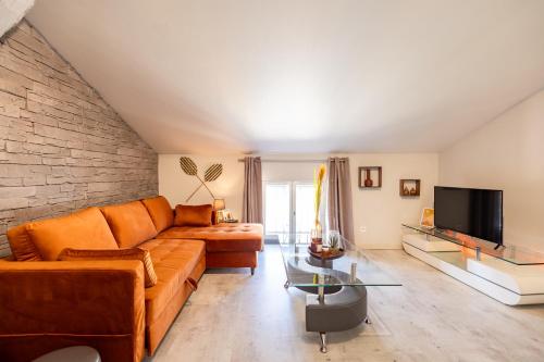 un salon avec un canapé et une télévision dans l'établissement Le Canopé - Duplex Confort, Hypercentre, 2 Salles d'eau, à Castres