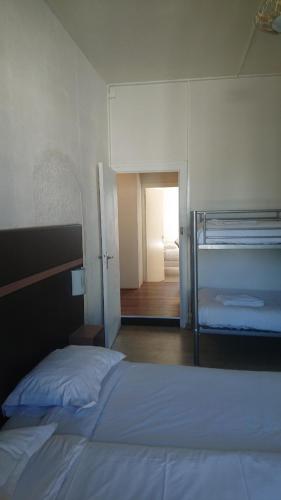 Ένα ή περισσότερα κρεβάτια σε δωμάτιο στο Hôtel le Relais de Vendée