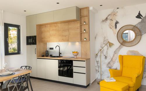 une cuisine avec une chaise jaune et une table dans l'établissement Villa Barovic - Premium apartment, à Mlini