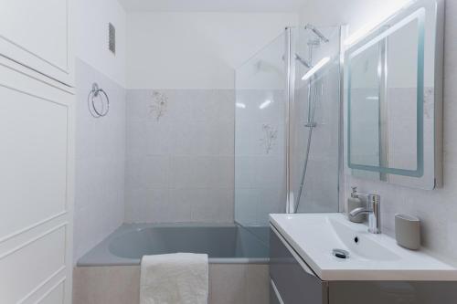 une salle de bain avec un lavabo et une baignoire dans l'établissement Amandier du Moure Rouge, à Cannes