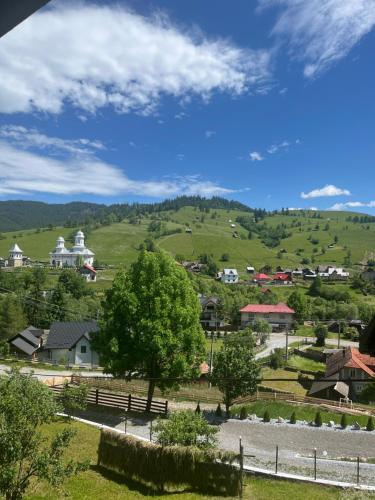 widok na małe miasteczko na wzgórzach w obiekcie Casa de pe Deal w mieście Sadova