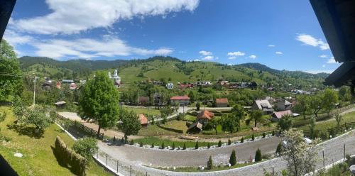 widok na małe miasteczko w zielonej dolinie w obiekcie Casa de pe Deal w mieście Sadova