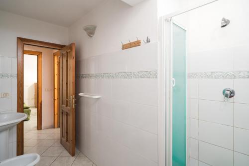 une salle de bains avec douche et toilettes dans l'établissement Casa Vacanza San Giovanni Posada, à San Giovanni