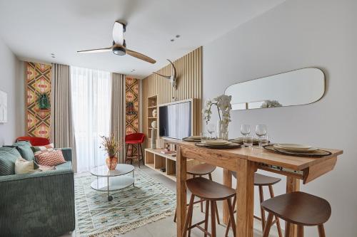 un salon avec une table avec des chaises et une télévision dans l'établissement Apartment center of Paris by Studioprestige, à Paris