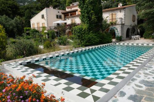 une piscine avec un sol en damier et une maison dans l'établissement Mas Sainte Marie, à Toulon