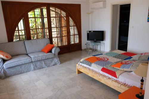 a living room with a bed and a couch at Mas Sainte Marie in Toulon