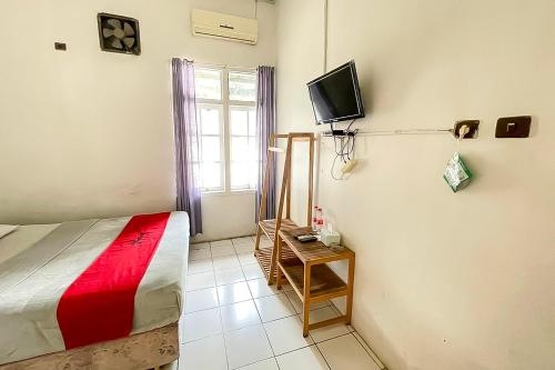 Postel nebo postele na pokoji v ubytování RedDoorz Plus at Hotel Putrajaya