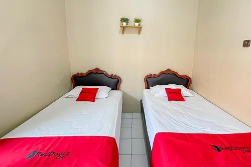 Postel nebo postele na pokoji v ubytování RedDoorz Plus at Hotel Putrajaya