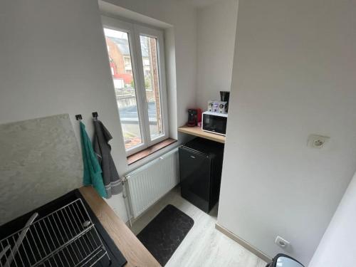 une chambre avec une fenêtre et une table dans l'établissement Proche Citadelle & Quartier Saint-leu, à Amiens