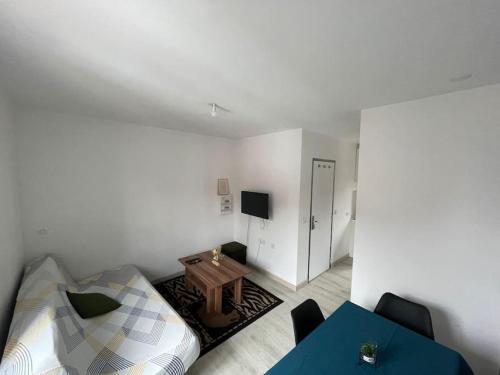 une chambre avec un lit et une table dedans dans l'établissement Proche Citadelle & Quartier Saint-leu, à Amiens