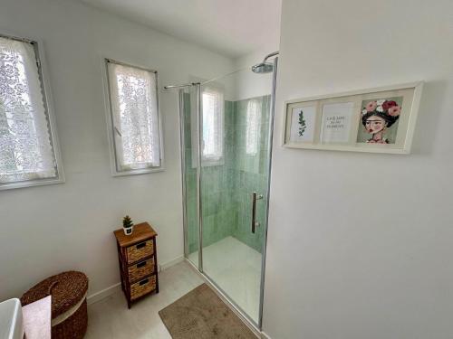Ένα μπάνιο στο Maison bord de mer piscine et clim