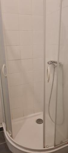 une douche avec une porte vitrée dans une salle de bain dans l'établissement T3, 65 m2, La Seyne sur Mer,300m du port, Terrasse et petite cour, 2 chambres et salon, à La Seyne-sur-Mer