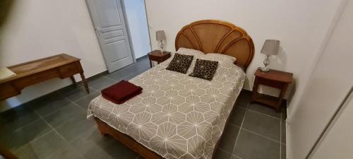 - une chambre avec un grand lit et 2 tables dans l'établissement T3, 65 m2, La Seyne sur Mer,300m du port, Terrasse et petite cour, 2 chambres et salon, à La Seyne-sur-Mer