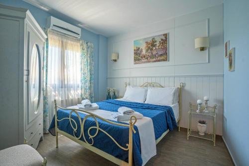 Un dormitorio con paredes azules y una cama con sábanas azules. en Indigo Villa with private Pool-Gym-Sauna-BBQ by Hospi, en Heraclión