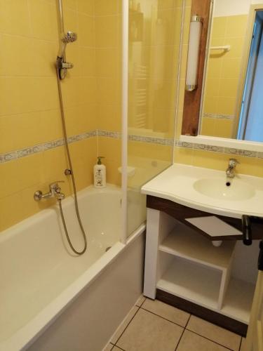 une salle de bain avec une baignoire, un lavabo et une douche dans l'établissement Superbe vue sur le golf, à Talmont-Saint-Hilaire