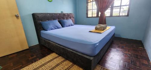 A bed or beds in a room at Tatai Kumang Homestay