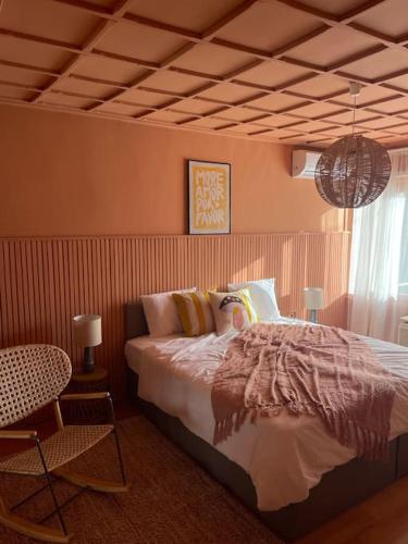 a bedroom with a bed and a table and a chair at Johnny Motel in Orosháza