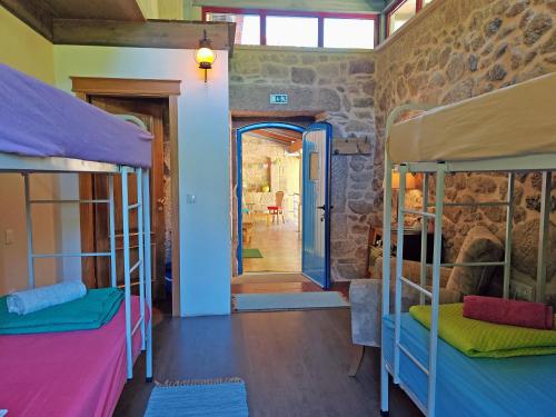 CerdalにあるQuinta Estrada Romana - Albergue de Peregrinosの二段ベッド2台と廊下が備わる客室です。