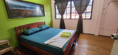 سرير أو أسرّة في غرفة في Tatai Kumang Homestay
