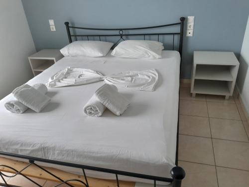 En eller flere senger på et rom på Hotel Prinos