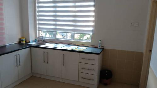 Köök või kööginurk majutusasutuses 2BR First-Floor Private Apartment at Sri Bayu Resort Hotel, Bagan Lalang