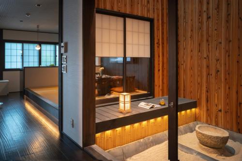 博揚薩戈的住宿－谷町君・星屋旅館・晴博・京都嵐山，一间设有窗户的房间,里面设有一张桌子