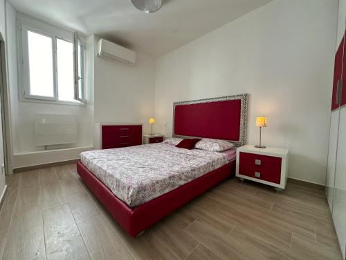 - une chambre avec un lit rouge et une fenêtre dans l'établissement Apartments, Cannes, à Cannes