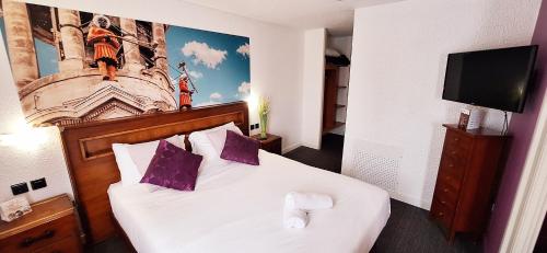Postel nebo postele na pokoji v ubytování BRIT HOTEL Confort CAMBRAI