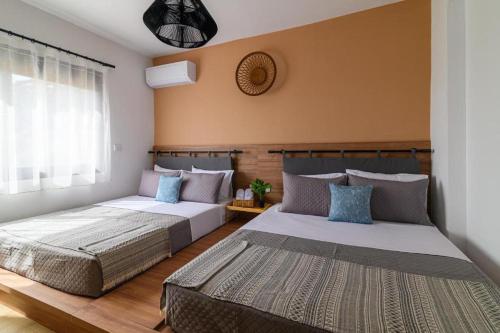 Postel nebo postele na pokoji v ubytování Arsithea Villa