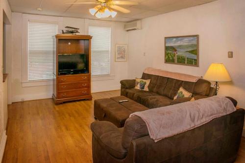 un soggiorno con divano e TV a schermo piatto di The Champagne Suite 2 a Hammondsport